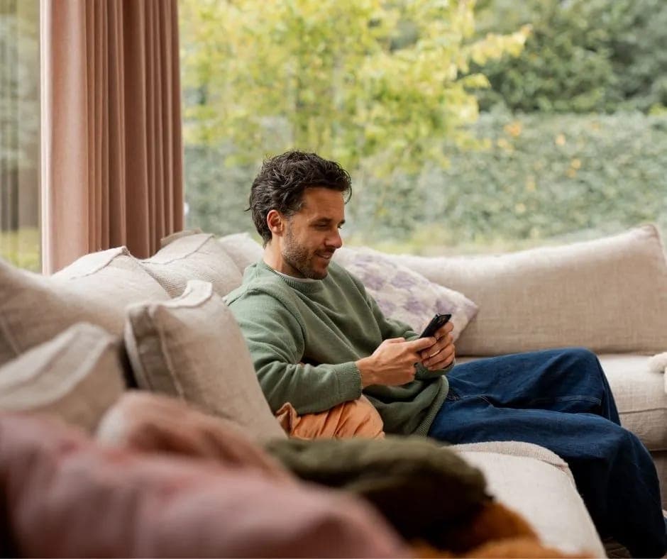 Bewoner op de bank in een warm huis