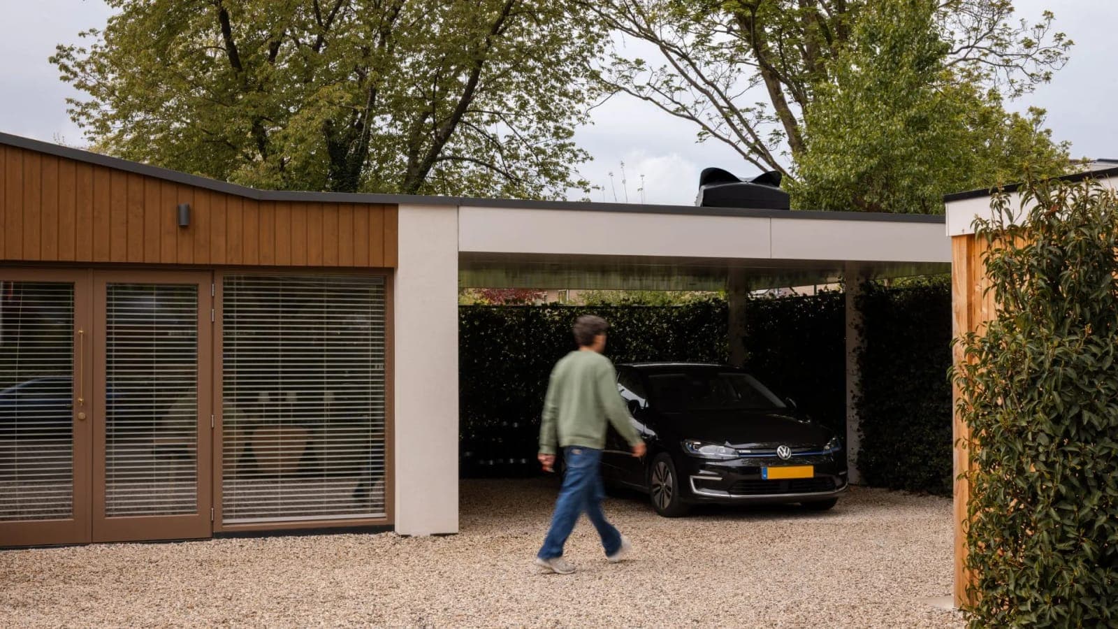 Weheat Blackbird op het platte dak van een carport